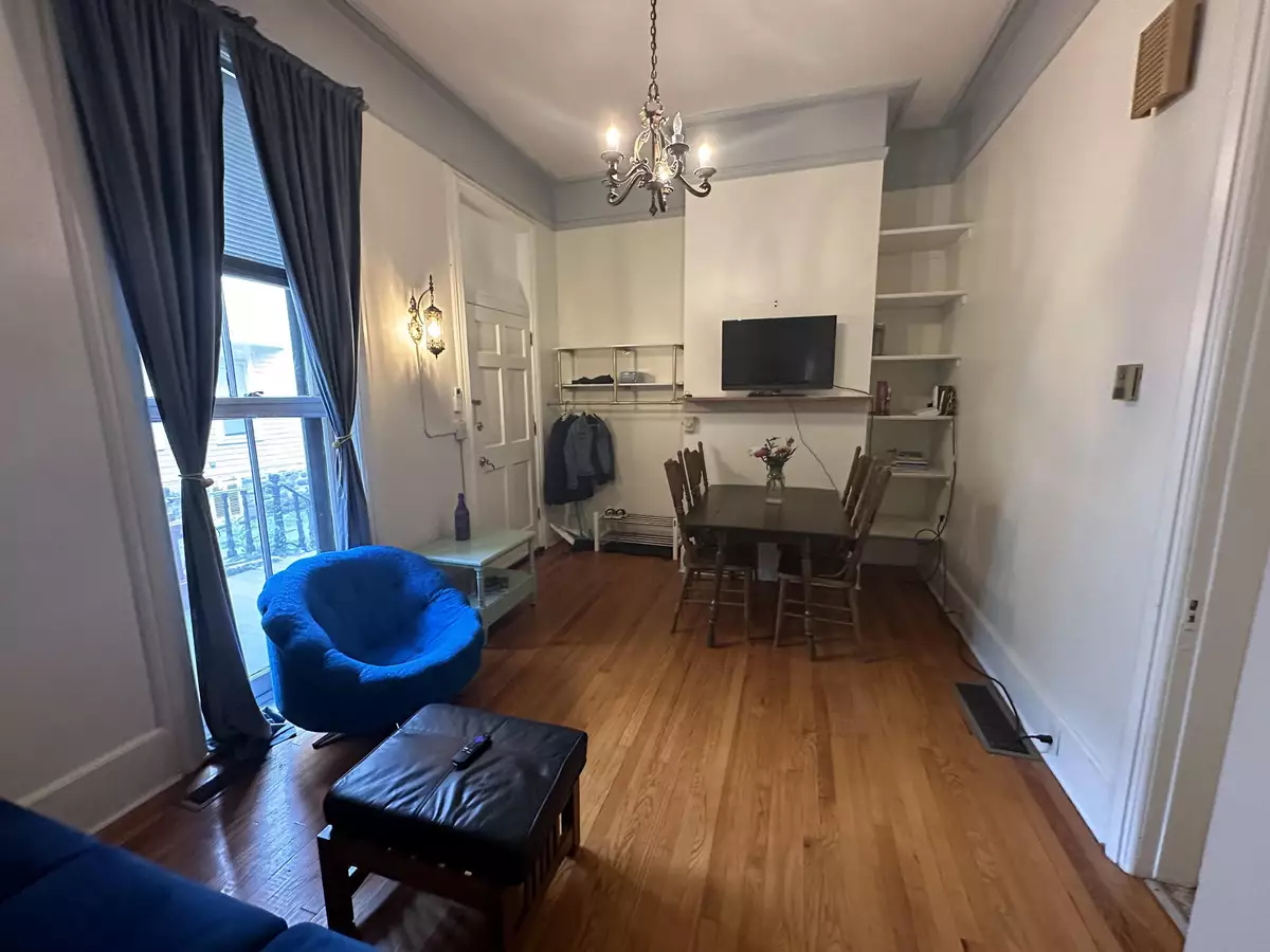 C4 Huge Windows! Super High Ceilings! Large Kitchen. Great Downtown ...