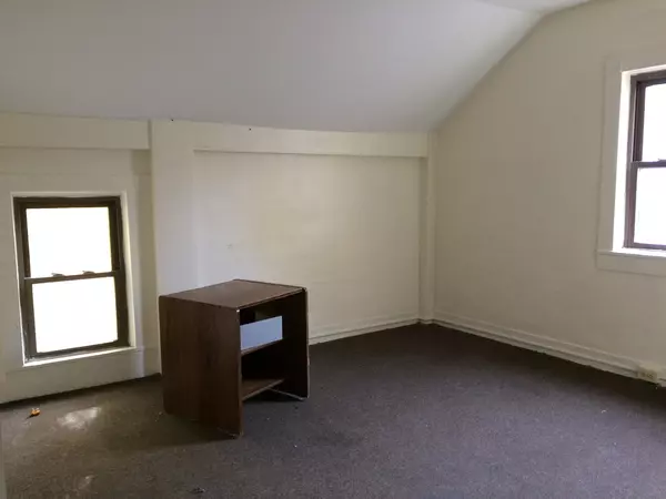 Three Bed Apt, Downtown Ithaca ($2,000/ avail from May-2026)