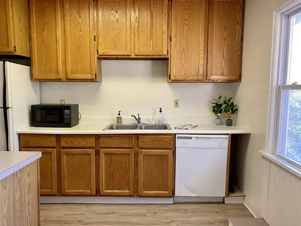 Charming 3-Bedroom Apartment in Prime West Campus Location