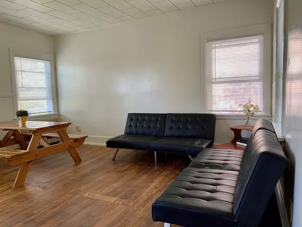 Charming 3-Bedroom Apartment in Prime West Campus Location