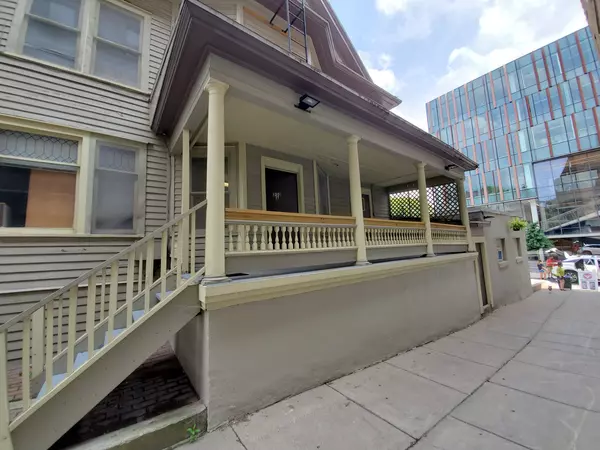 2-Bedroom Apartment with a Front Porch