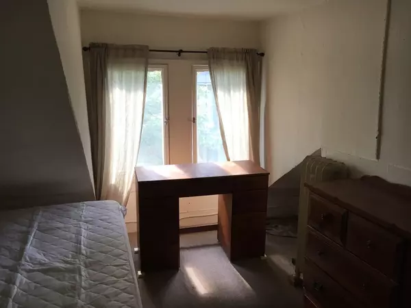 Room 303, Single Room for Rent Prime Location in Collegetown