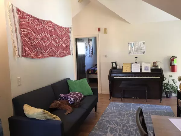 Sunny Apartment in quiet Cornell Heights Neighborhood