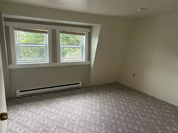 Big 1+ Bedroom apartment available near Cornell in Ithaca, NY (Ellis Hollow Neighborhood)