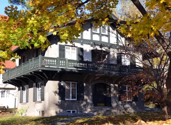 Historic 1 Bedroom Suites Near Campus on Quiet Street