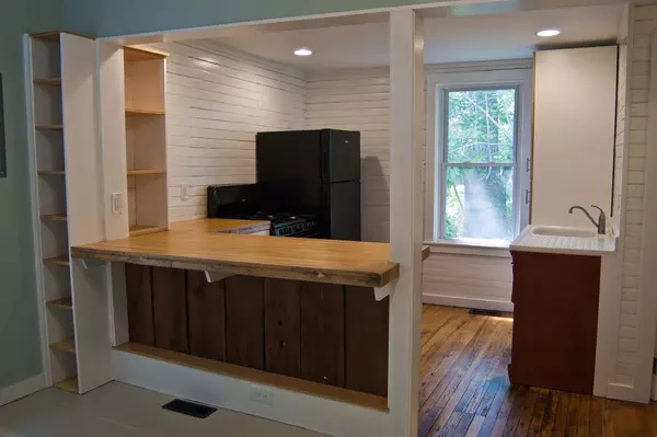 Compact 2 bedroom downtown with easy walking access to parks and amenities