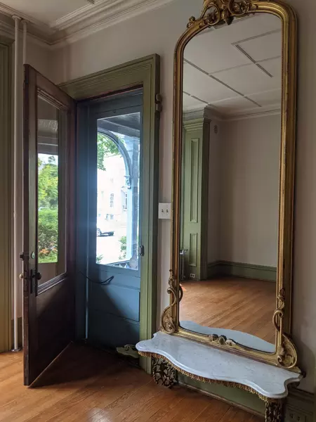 Gorgeous Victorian 2BR, high ceilings, downtown gem