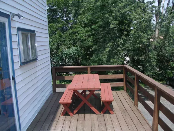 BY THE ROOM Spacious Upgraded Three Bedroom Apartment