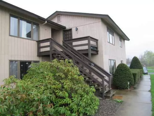 HUGE 2 BEDROOM APARTMENT WITH BALCONY VALLEY VIEWS