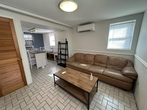 C2 Great Central Downtown location, off street parking, laundry, wifi incl