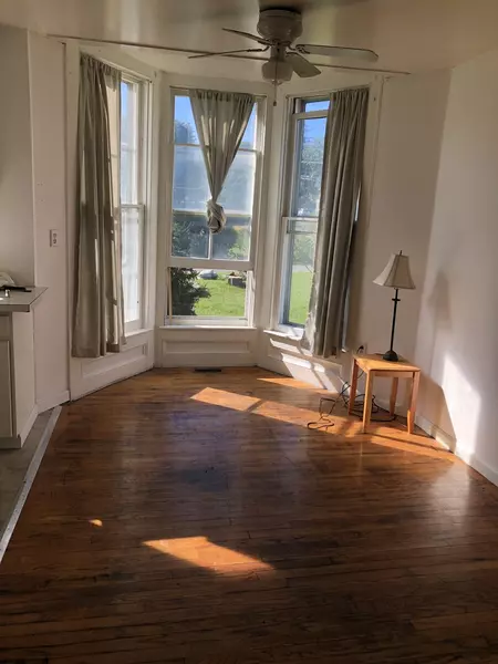 Sunny 2BR Apartment on Bus Line (Danby)