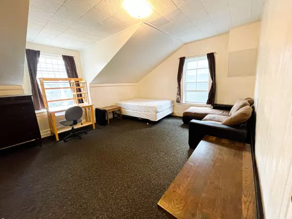 Aug '2026. Affortable 3 BR Apt in a Historic House Between Cornell and the Commons 