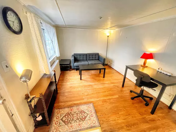 Furnished 1 Bedroom Apt. Hardwood floors. Dog-friendly. 10 min Walk to Cornell