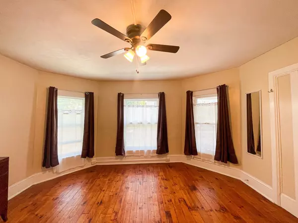  $940 w/ All Utilities Included Spacious Glowing Bdrm 1 in Fall Creek