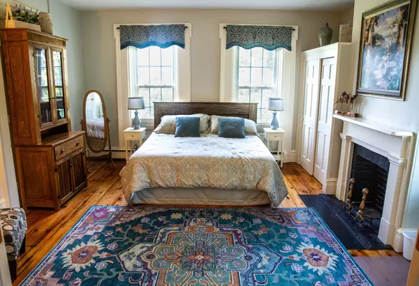 Gorgeous, Furnished 2BR/1BA in historic 1837 house