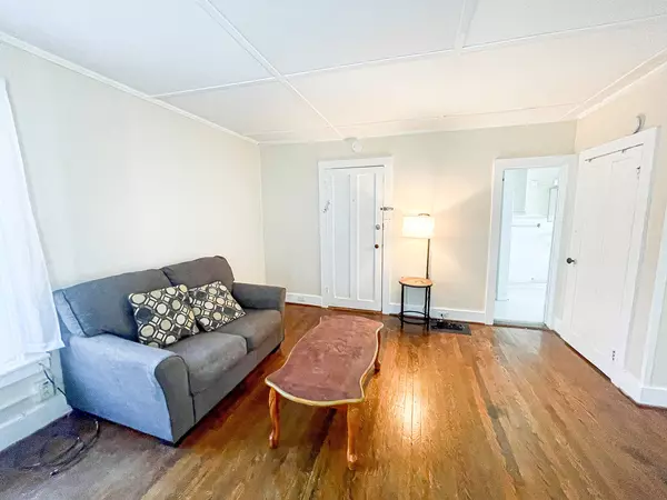 Furnished Sun-Filled 1BR in Fall Creek (2E) Walk to Cornell & Commons! 