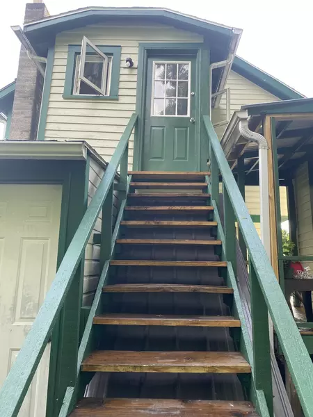 One of a kind | 1 BDR House | Fall Creek | f4