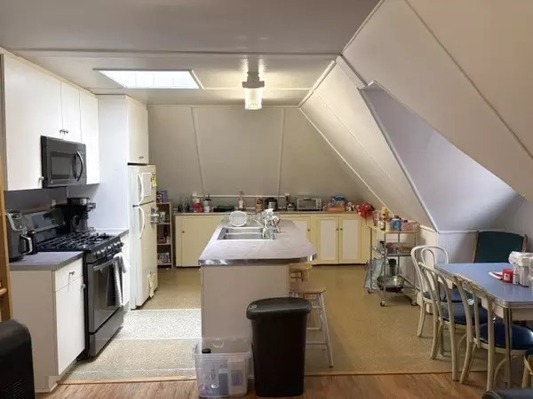 127 College Avenue Apt #6 - 3 Bedroom Furnished Penthouse Apartment with Skylight+++ 