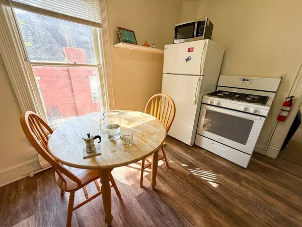 Charming Pet-free Furnished 1BR Near Cornell. Walk to Cafes&Bus Stops!