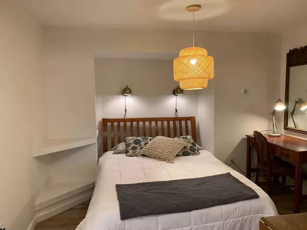 U4 Boho style studio, private entrance w/ private porch-balcony, wifi, laundry, free pkg, great location