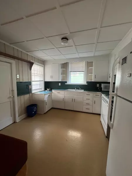 BY THE ROOM | Spacious Furnished | 3BR Home | South Hill | pdbtr
