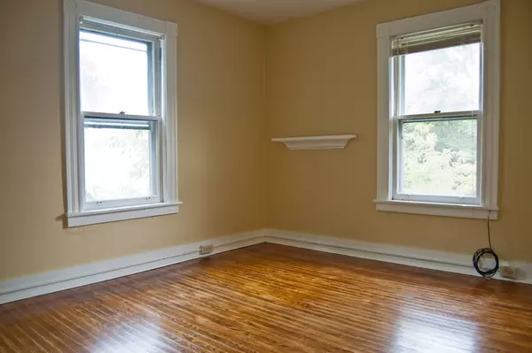 Large apartment with flexible floorplan to accommodate 2-5