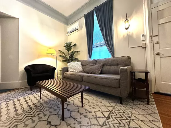 C4 Huge Windows! Super High Ceilings! Large Kitchen. Great Downtown location