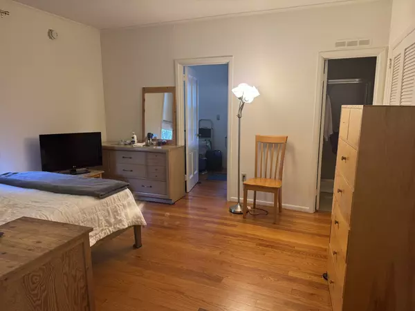 1 Bedroom - Unfurnished - Private front entry with Porch