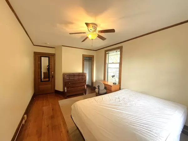 Fully Furnished 6 Bdrm Apt at the Spring Lane Mansion. $975/Room