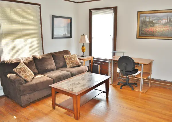 Bright large 1 bed apartment with high ceilings and big windows