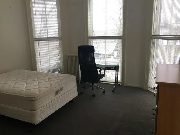Great sunny studio apartment with floor to ceiling bay windows