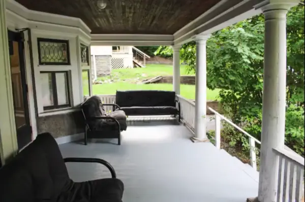 Very large 1 bed apartment with hardwood floors and lots of natural light