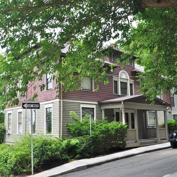 Lovely sunny 1 bed apartment with high ceilings and big windows